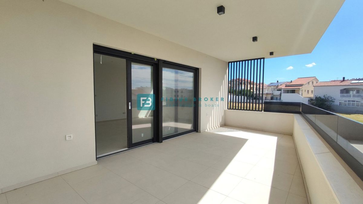 VODICE, novogradnja, pogled na more, 1. nadstropje, 400 m od plaže