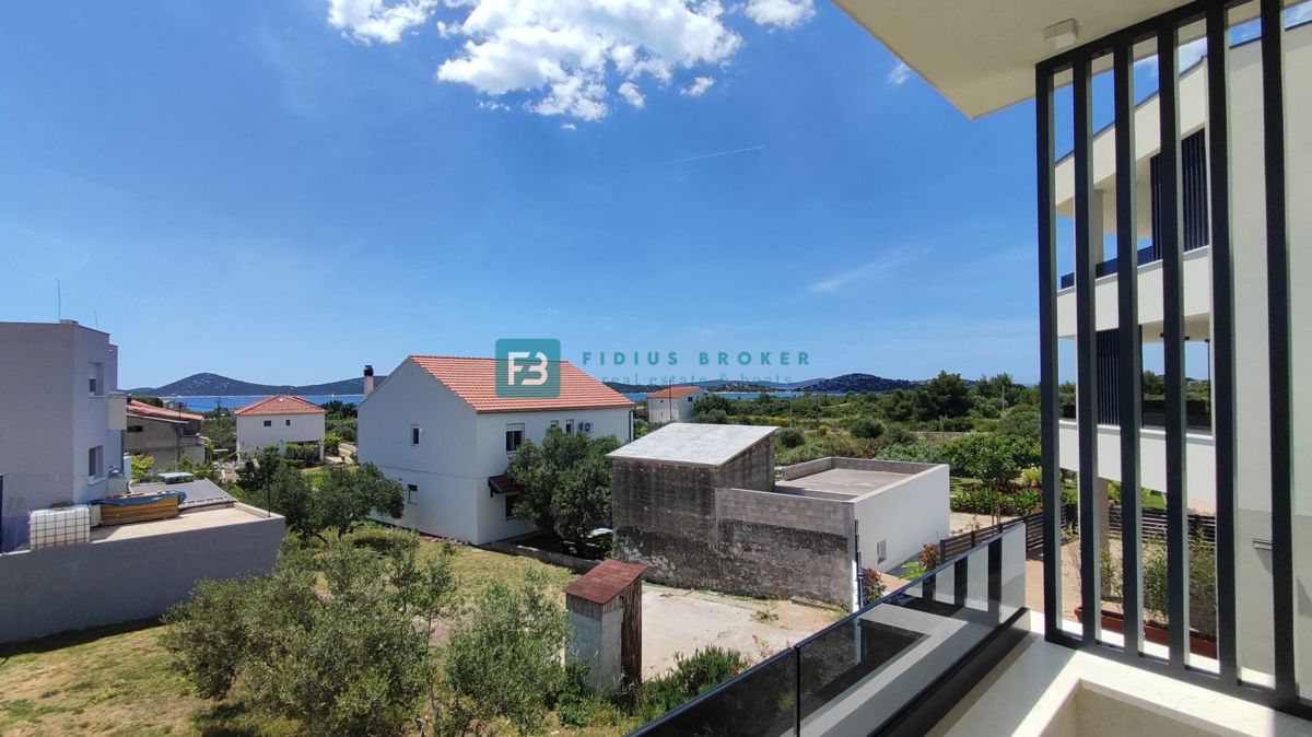 VODICE, novogradnja, pogled na more, 1. nadstropje, 400 m od plaže