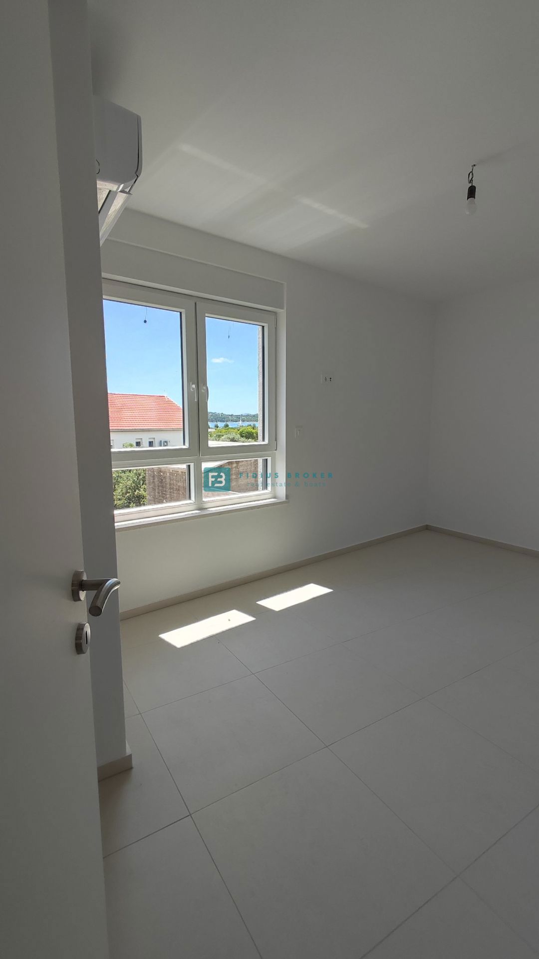 VODICE, novogradnja, pogled na more, 1. nadstropje, 400 m od plaže