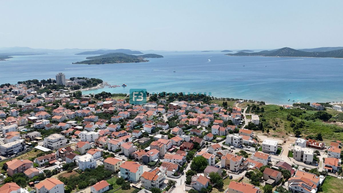 VODICE, novogradnja, pogled na more, 1. nadstropje, 400 m od plaže