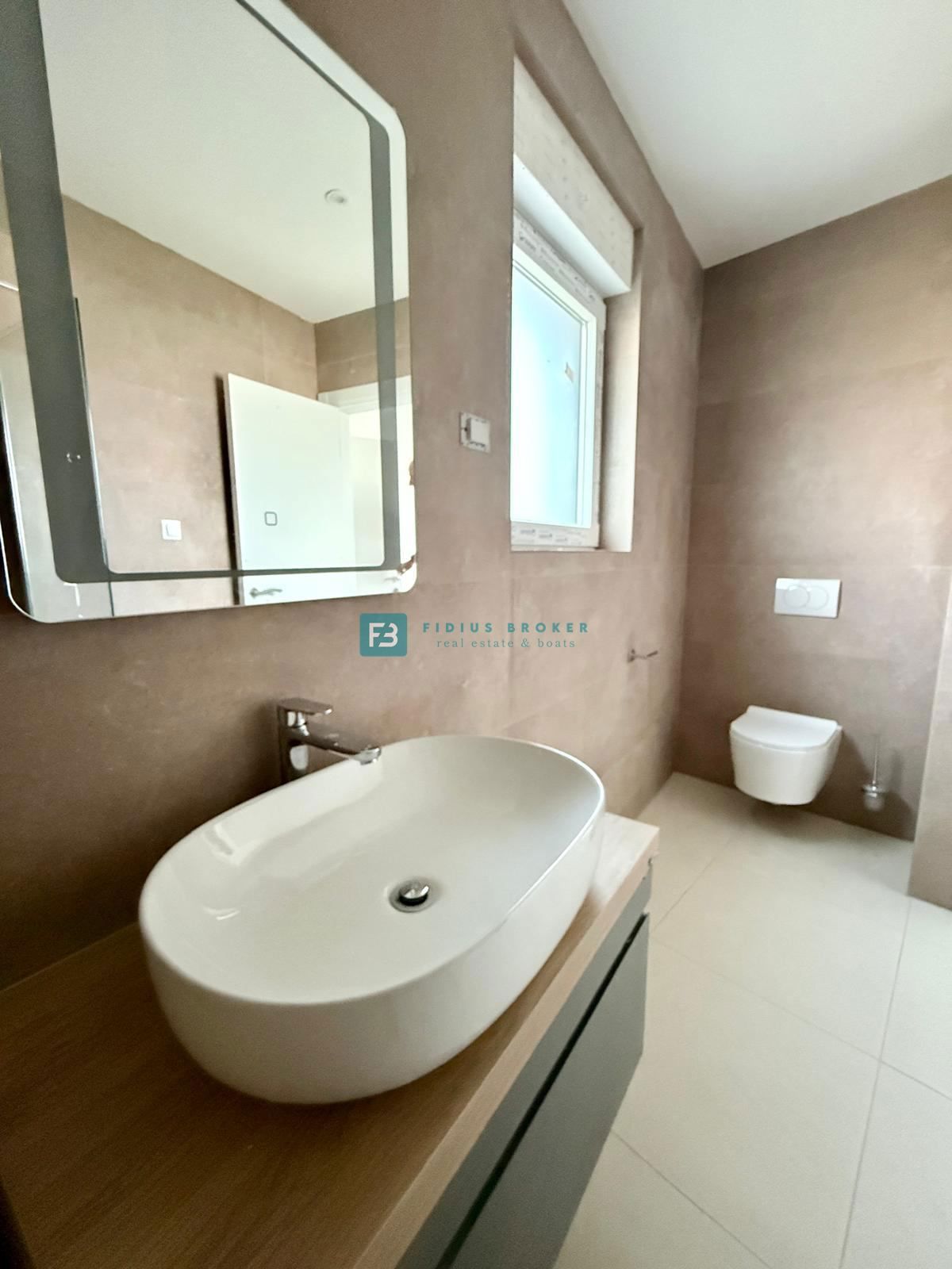 VODICE, novogradnja, pogled na more, 1. nadstropje, 400 m od plaže