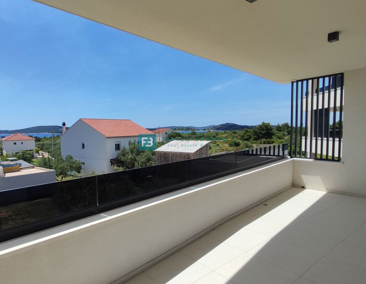 VODICE, novogradnja, pogled na more, 1. nadstropje, 400 m od plaže