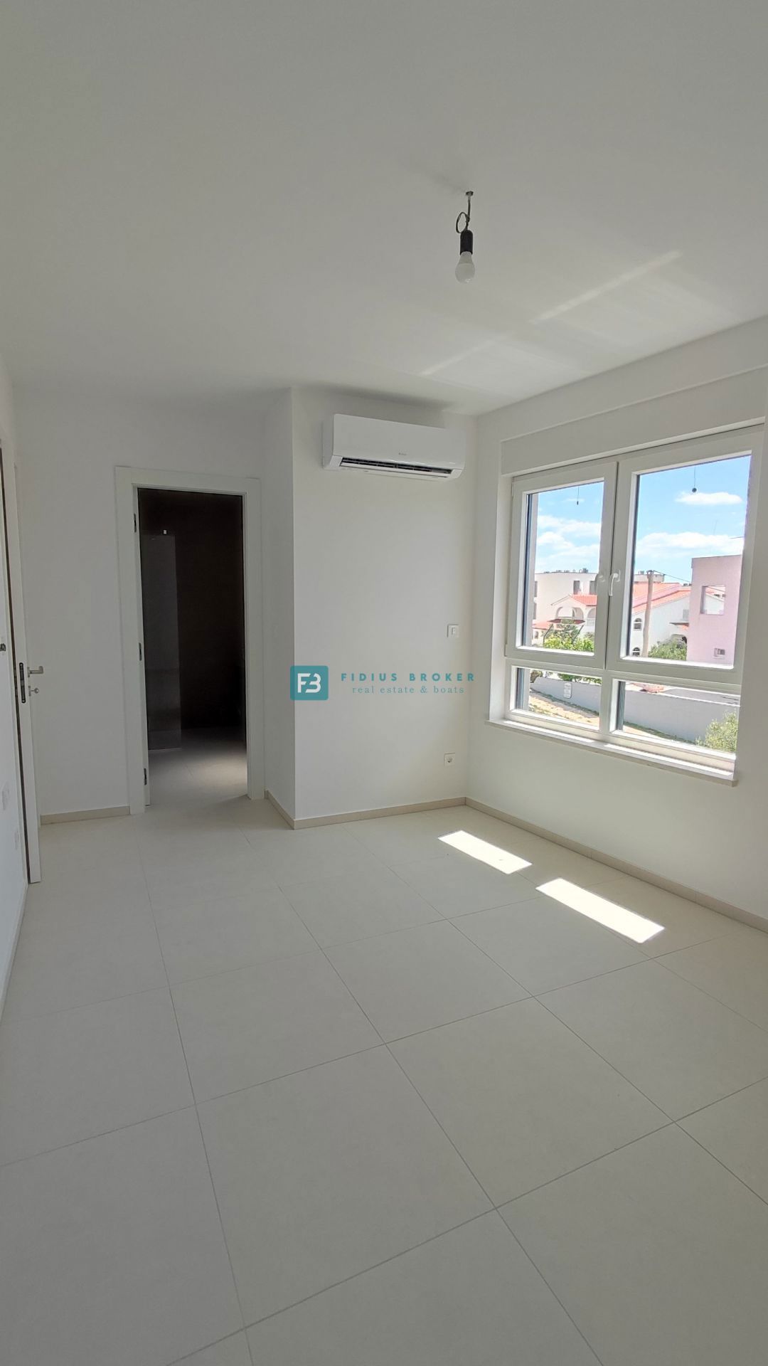 VODICE, novogradnja, pogled na more, 1. nadstropje, 400 m od plaže