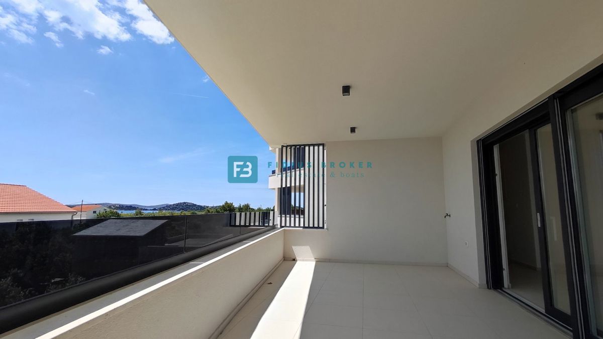 VODICE, novogradnja, pogled na more, 1. nadstropje, 400 m od plaže