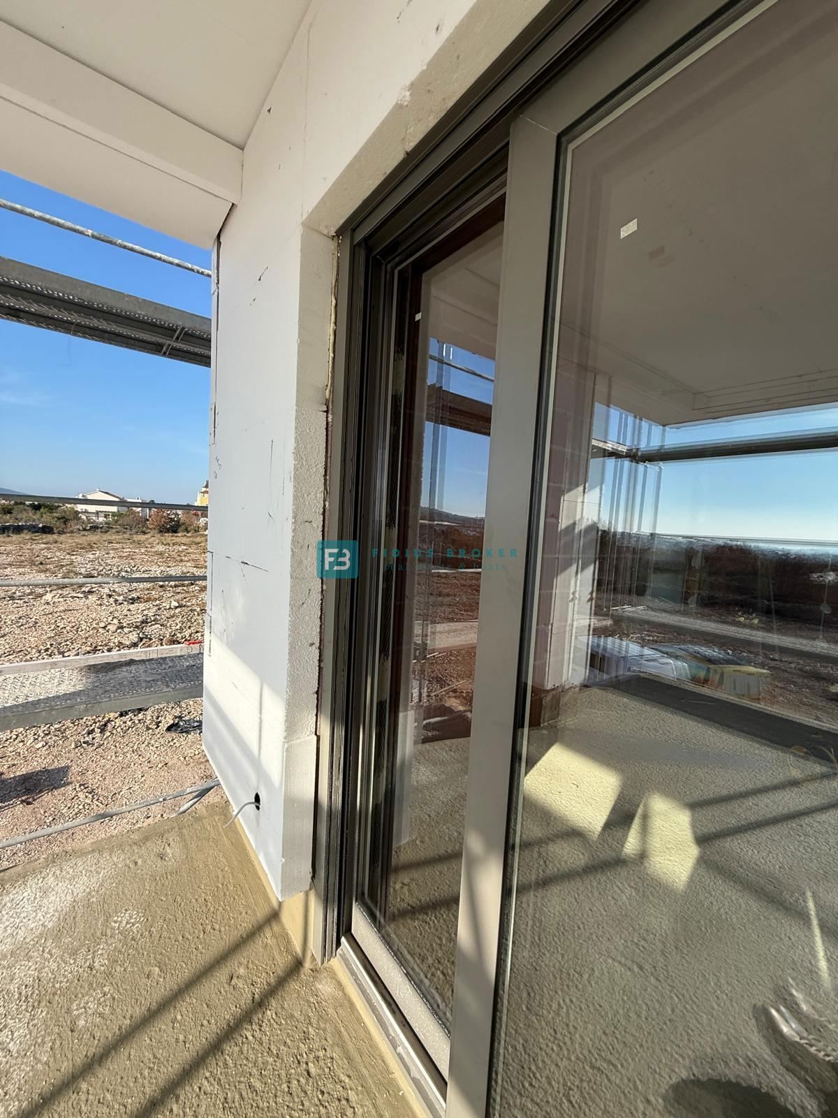 VODICE, novogradnja, 1. nadstropje, pogled na morje, 2 spalnici