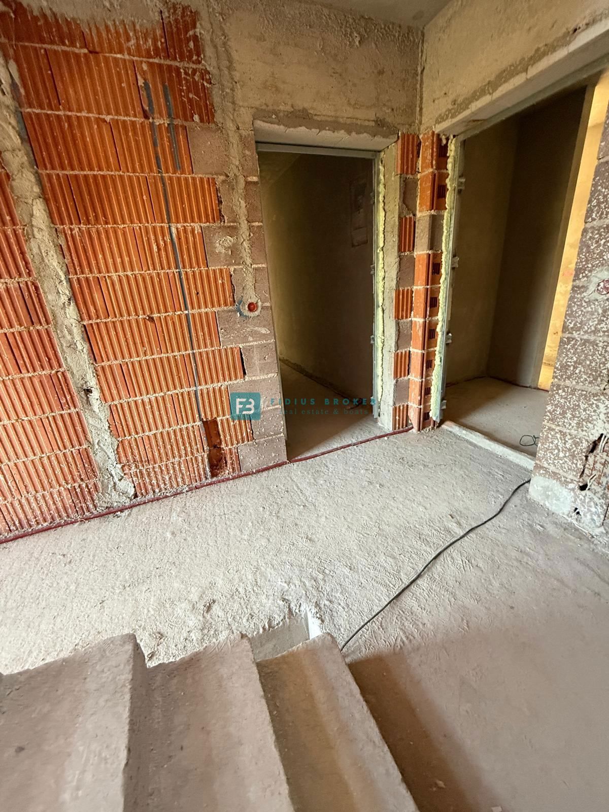 VODICE, novogradnja, 1. nadstropje, pogled na morje, 2 spalnici