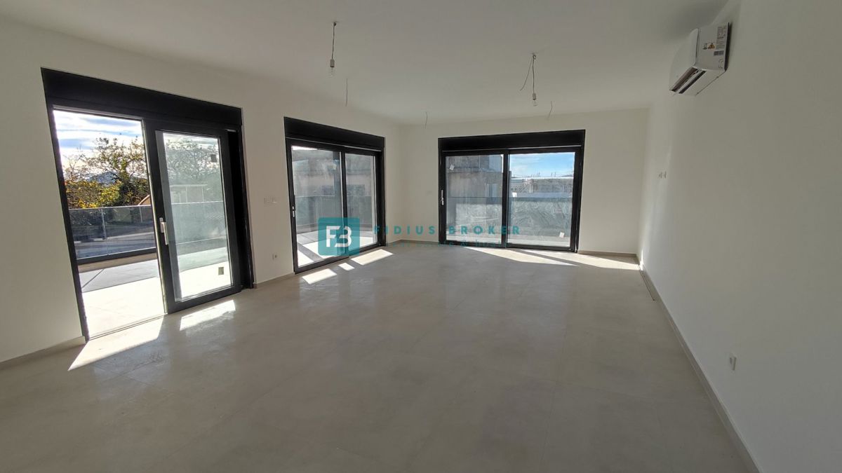 TRIBUNJ, novogradnja, 1. nadstropje, 350 m od morja, 3 spalnice, terasa