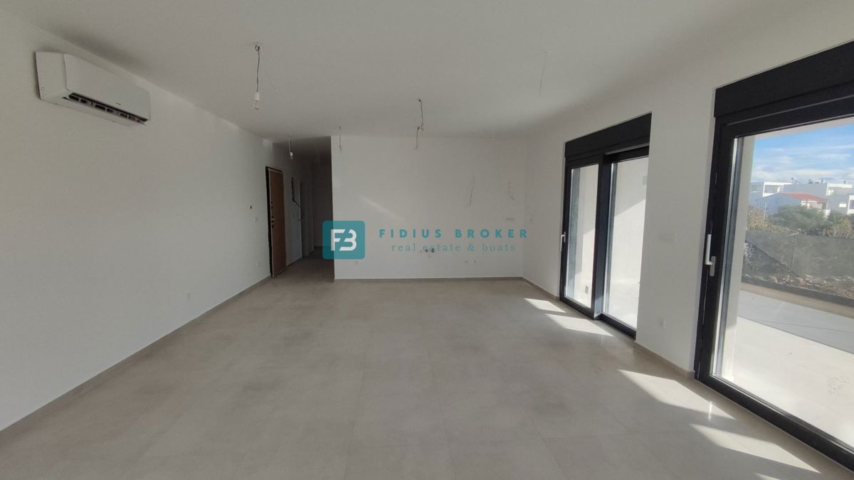 TRIBUNJ, novogradnja, 1. nadstropje, 350 m od morja, 3 spalnice, terasa