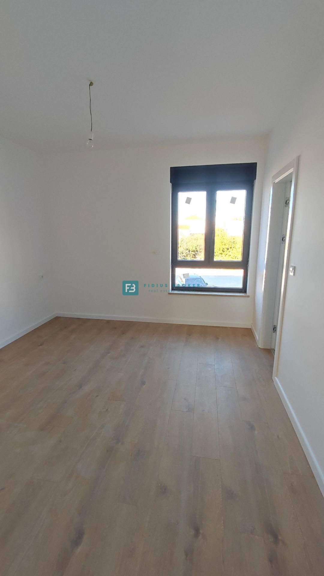 TRIBUNJ, novogradnja, 1. nadstropje, 350 m od morja, 3 spalnice, terasa