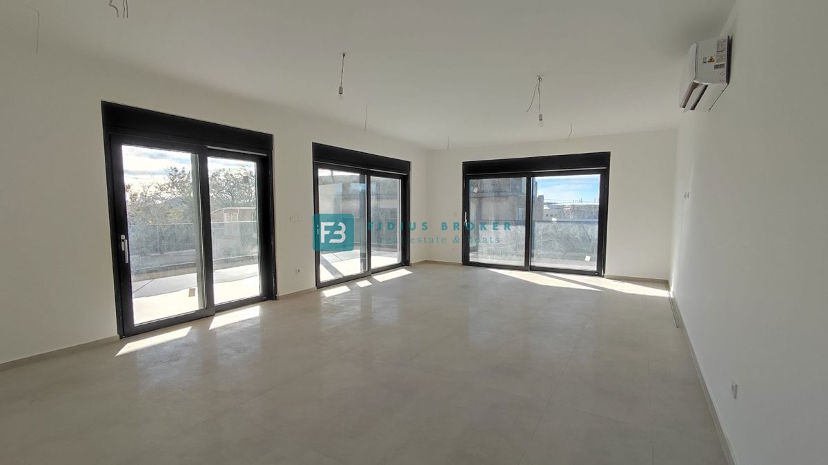 TRIBUNJ, novogradnja, 1. nadstropje, 350 m od morja, 3 spalnice, terasa