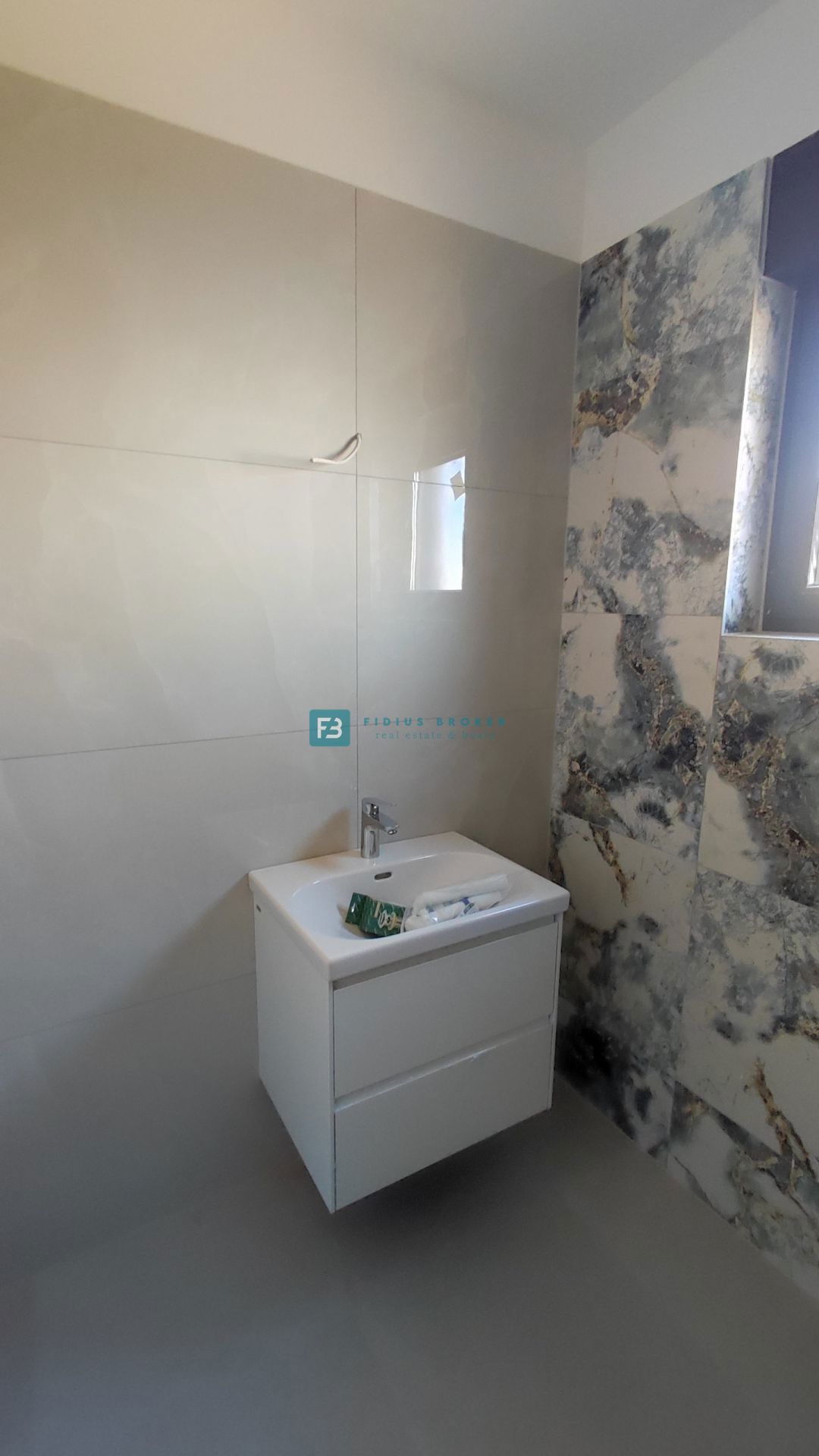 TRIBUNJ, novogradnja, 1. nadstropje, 350 m od morja, 3 spalnice, terasa