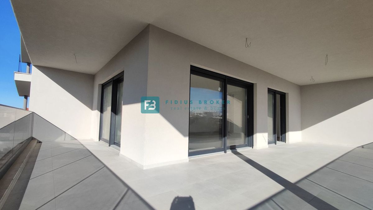 TRIBUNJ, novogradnja, 1. nadstropje, 350 m od morja, 3 spalnice, terasa