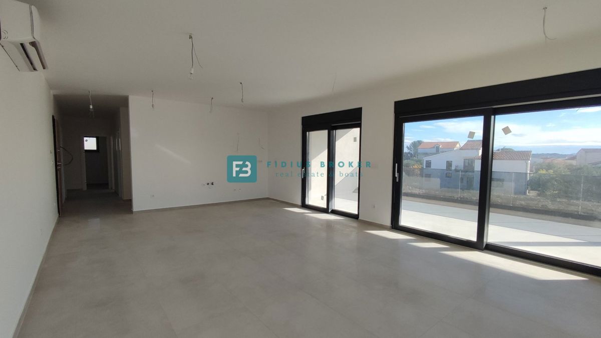 TRIBUNJ, novogradnja, 1. nadstropje, 350 m od morja, 3 spalnice, terasa