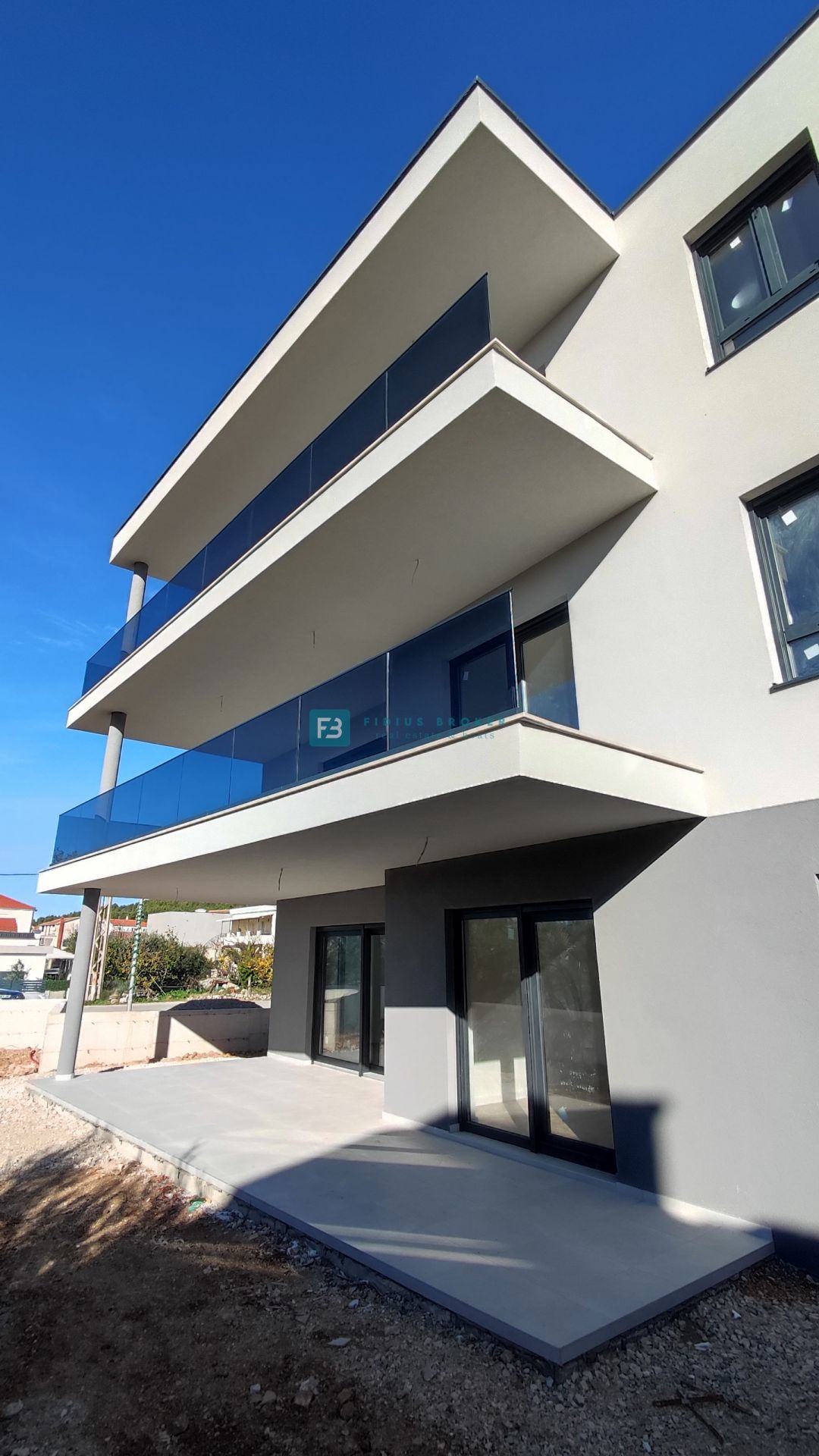 TRIBUNJ, novogradnja, 1. nadstropje, 350 m od morja, 3 spalnice, terasa