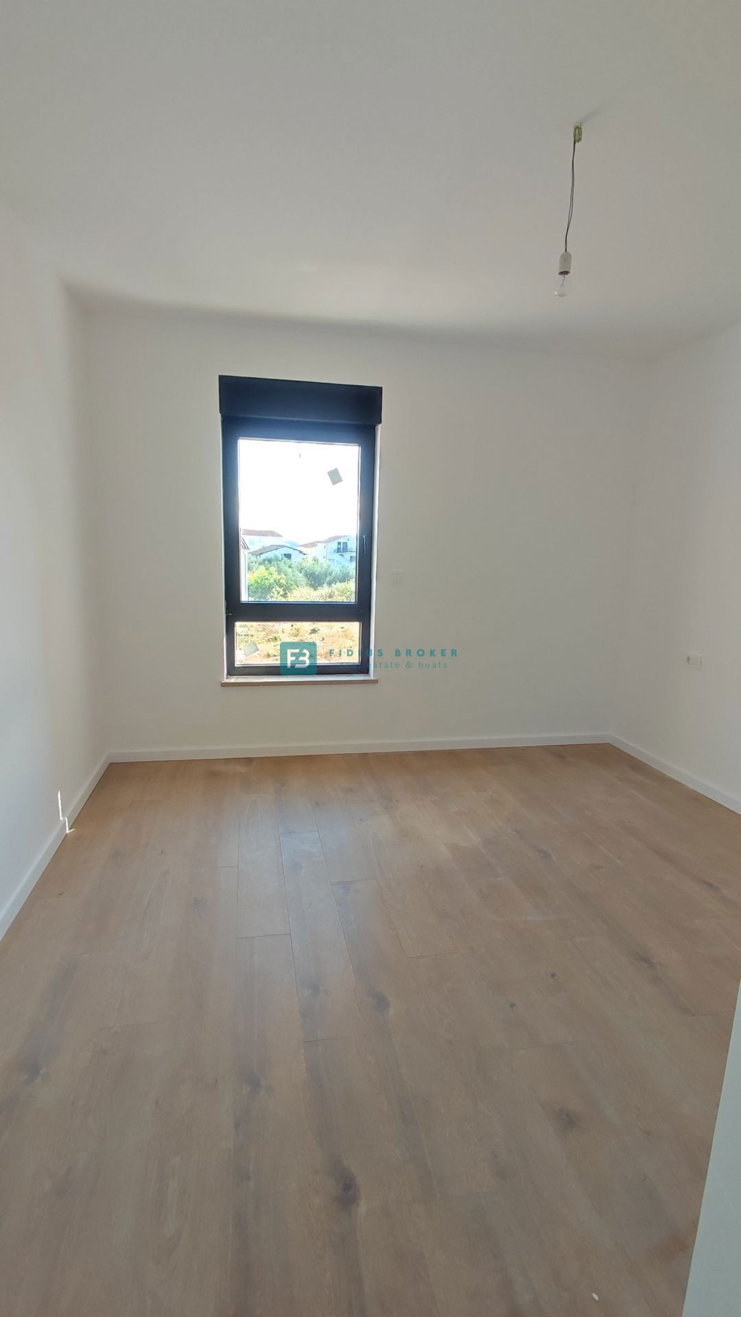 TRIBUNJ, novogradnja, 1. nadstropje, 350 m od morja, 3 spalnice, terasa