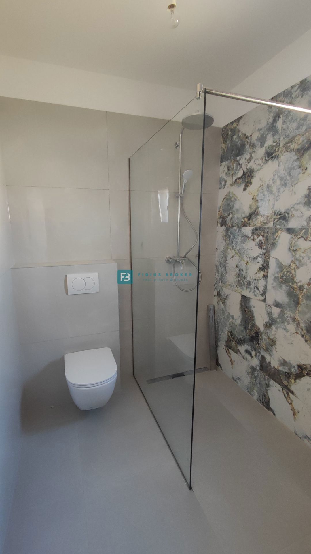 TRIBUNJ, novogradnja, 1. nadstropje, 350 m od morja, 3 spalnice, terasa