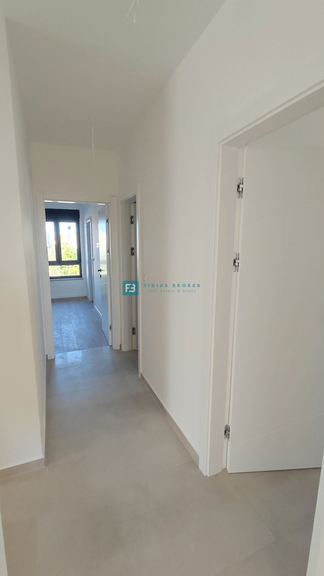 TRIBUNJ, novogradnja, 1. nadstropje, 350 m od morja, 3 spalnice, terasa