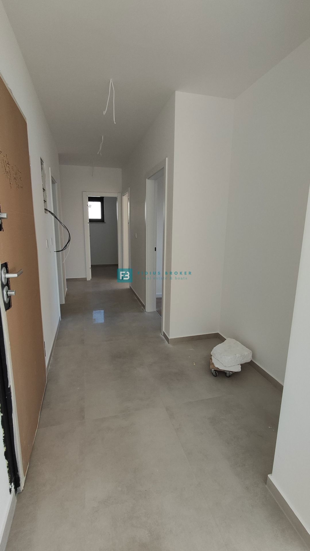 TRIBUNJ, novogradnja, 1. nadstropje, 350 m od morja, 3 spalnice, terasa