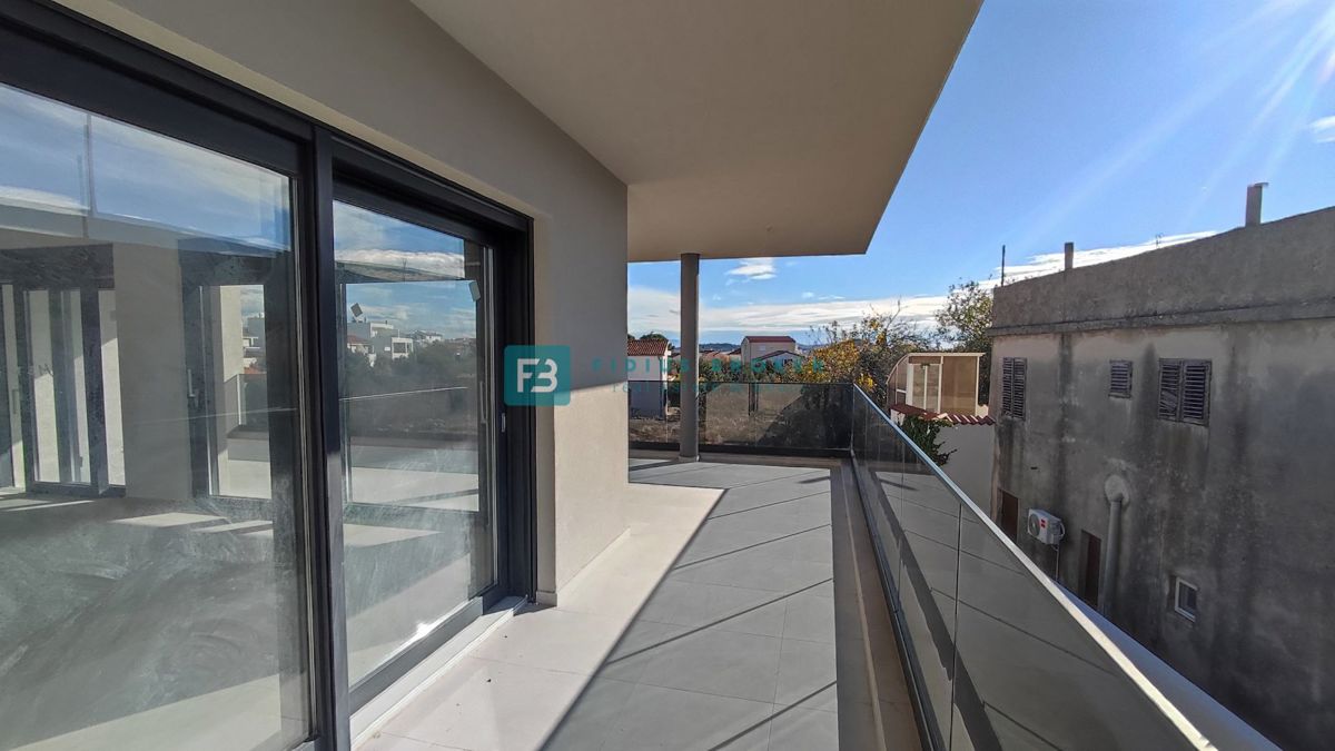 TRIBUNJ, novogradnja, 1. nadstropje, 350 m od morja, 3 spalnice, terasa