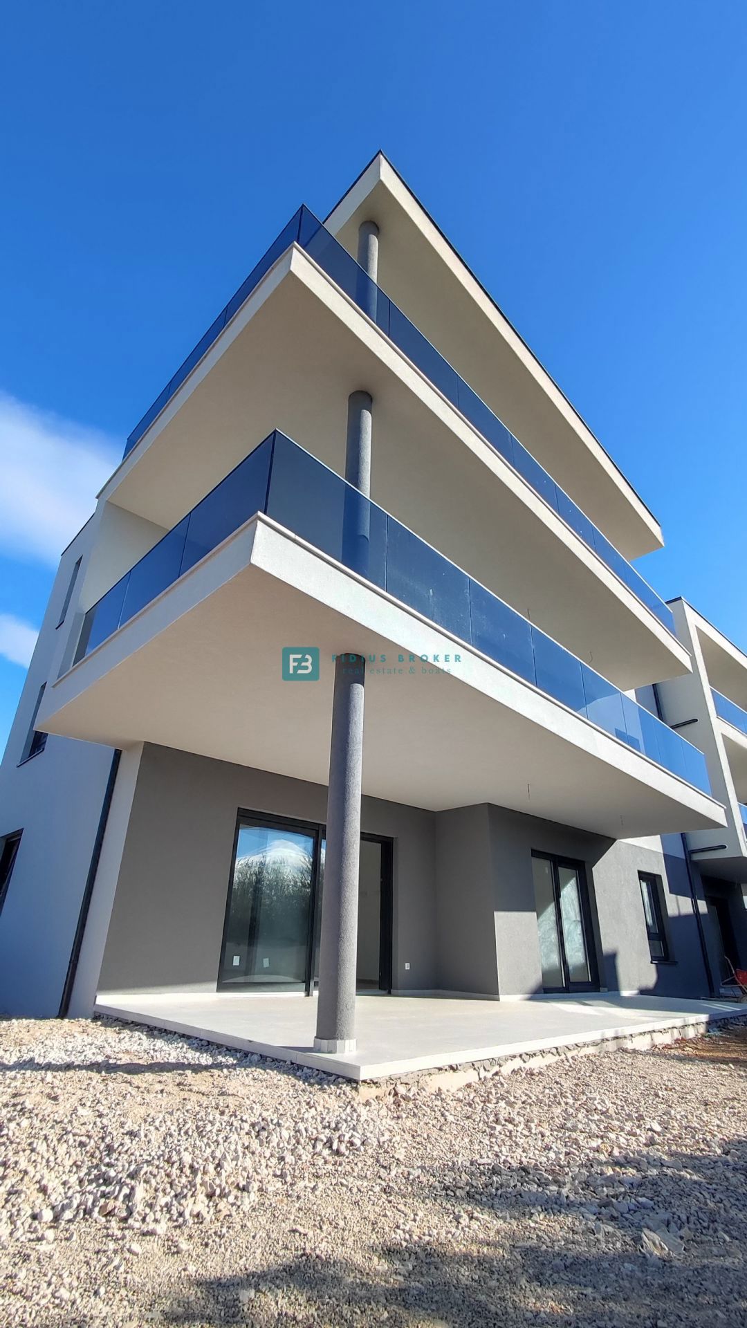 TRIBUNJ, novogradnja, 1. nadstropje, 350 m od morja, 3 spalnice, terasa