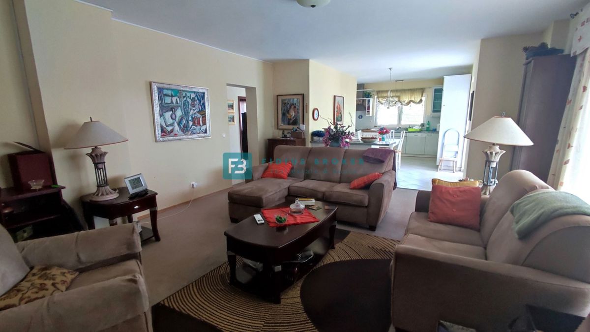 VODICE, samostojna hiša, 3 ločena stanovanja, terasa, garaža, blizu centra, parcela 1185 m2