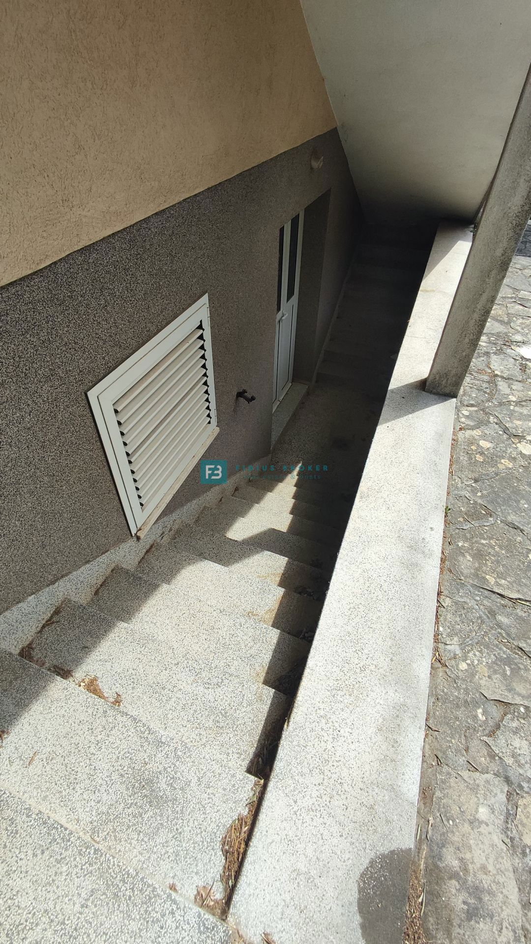 VODICE, samostojna hiša, 3 ločena stanovanja, terasa, garaža, blizu centra, parcela 1185 m2