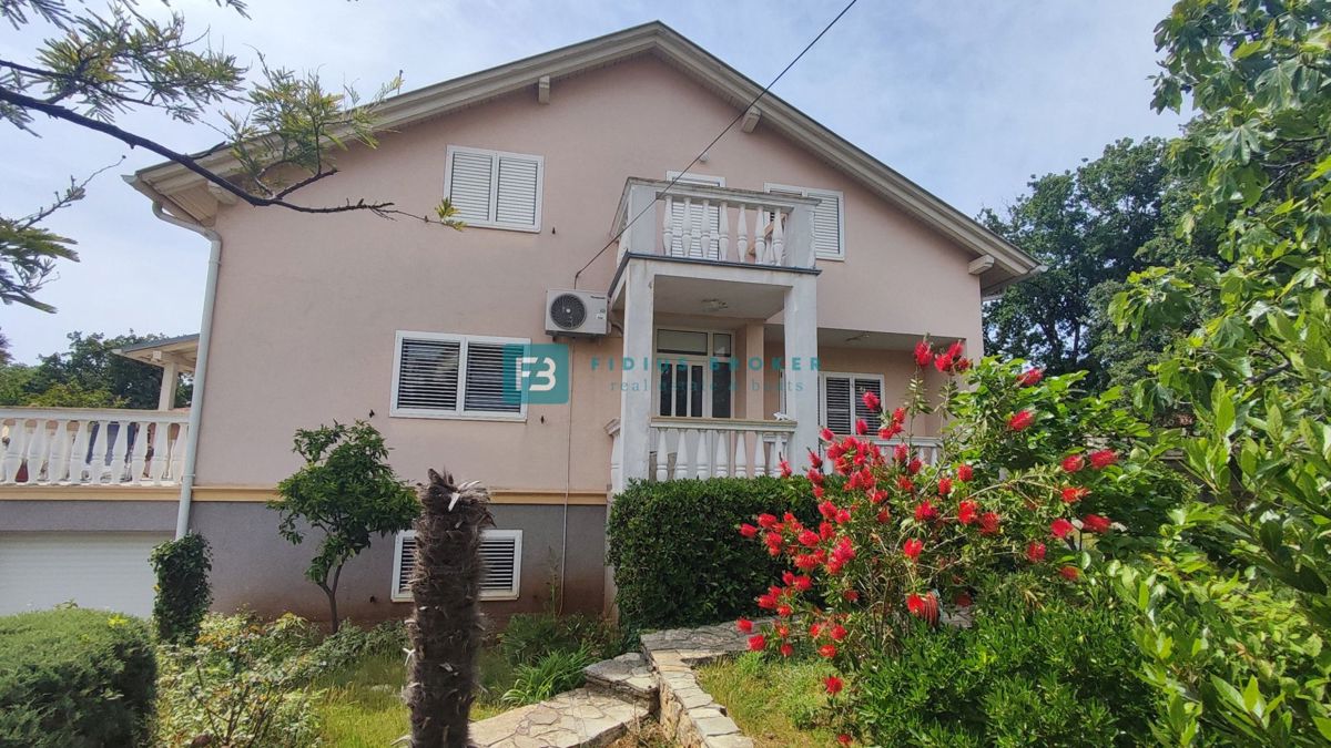 VODICE, samostojna hiša, 3 ločena stanovanja, terasa, garaža, blizu centra, parcela 1185 m2