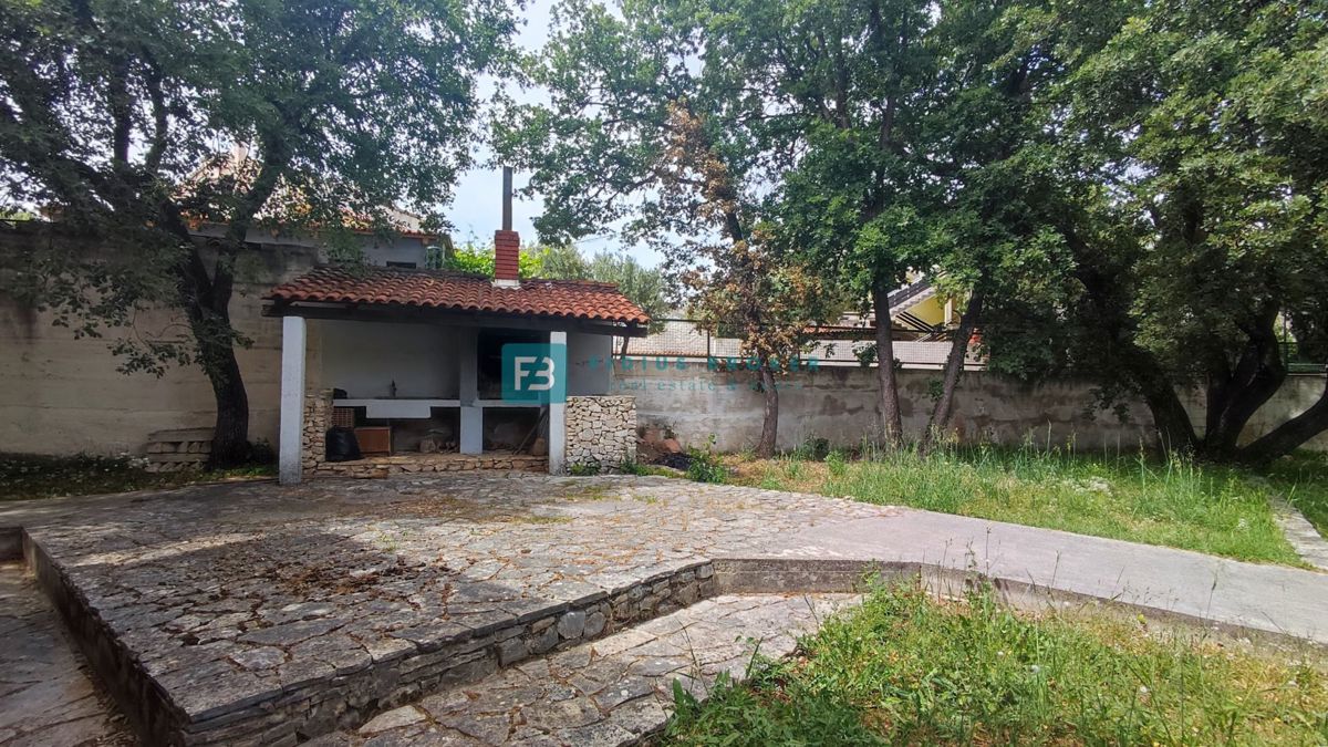 VODICE, samostojna hiša, 3 ločena stanovanja, terasa, garaža, blizu centra, parcela 1185 m2