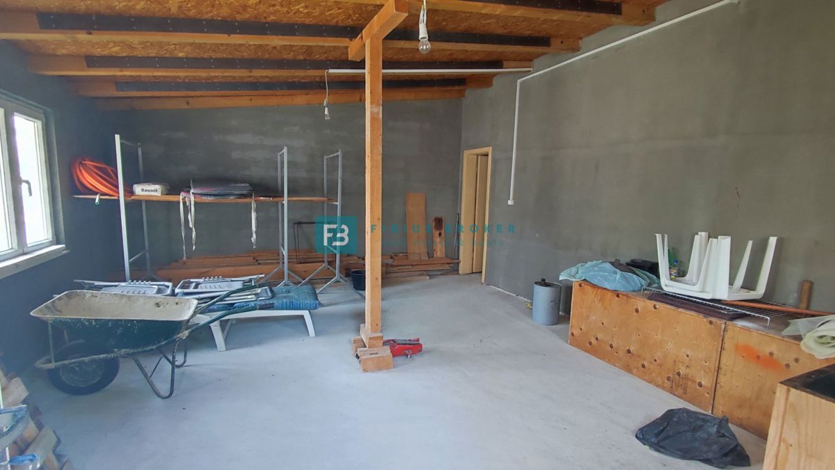 VODICE, samostojna hiša, 3 ločena stanovanja, terasa, garaža, blizu centra, parcela 1185 m2