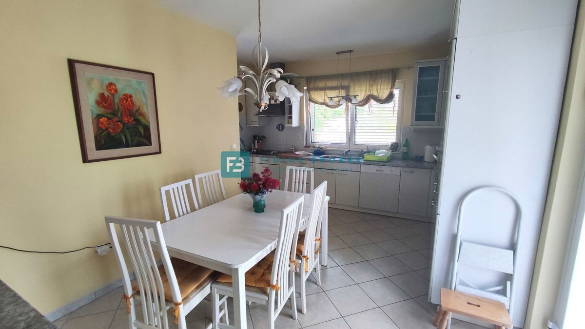 VODICE, samostojna hiša, 3 ločena stanovanja, terasa, garaža, blizu centra, parcela 1185 m2