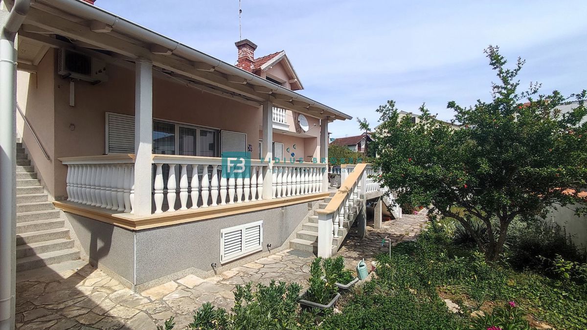 VODICE, samostojna hiša, 3 ločena stanovanja, terasa, garaža, blizu centra, parcela 1185 m2