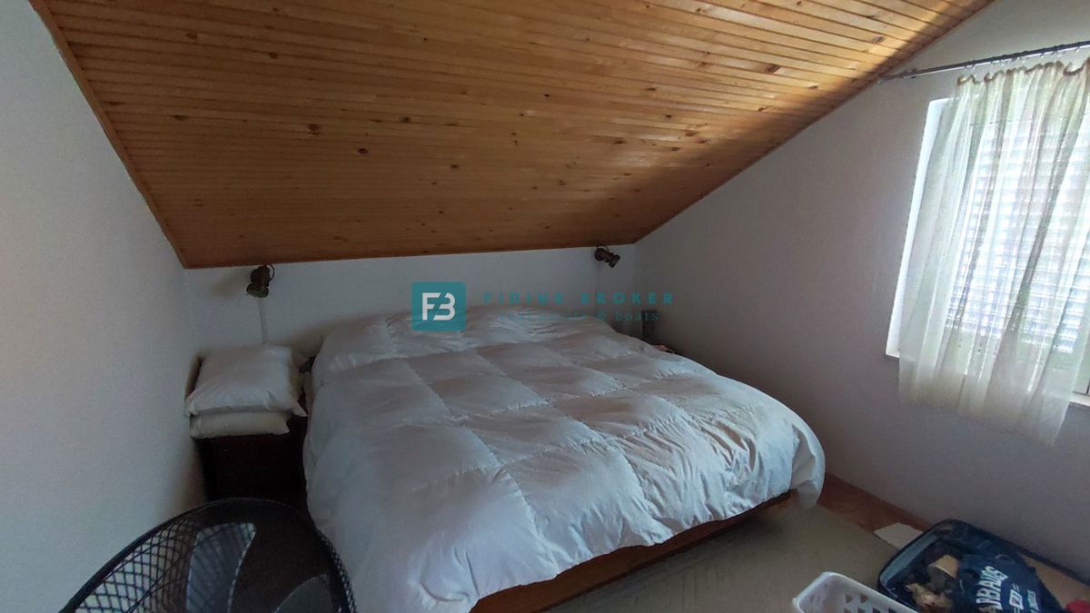 VODICE, samostojna hiša, 3 ločena stanovanja, terasa, garaža, blizu centra, parcela 1185 m2