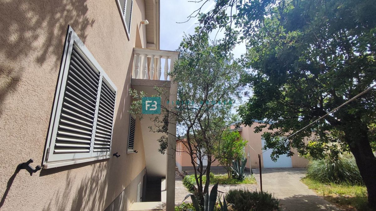 VODICE, samostojna hiša, 3 ločena stanovanja, terasa, garaža, blizu centra, parcela 1185 m2