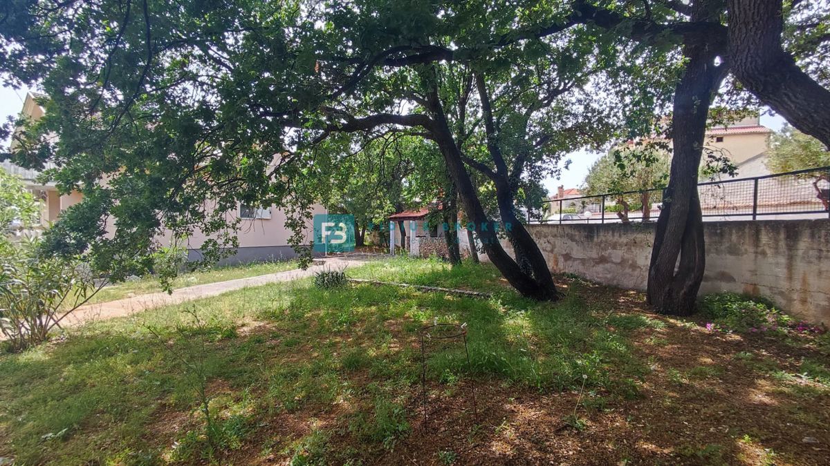 VODICE, samostojna hiša, 3 ločena stanovanja, terasa, garaža, blizu centra, parcela 1185 m2