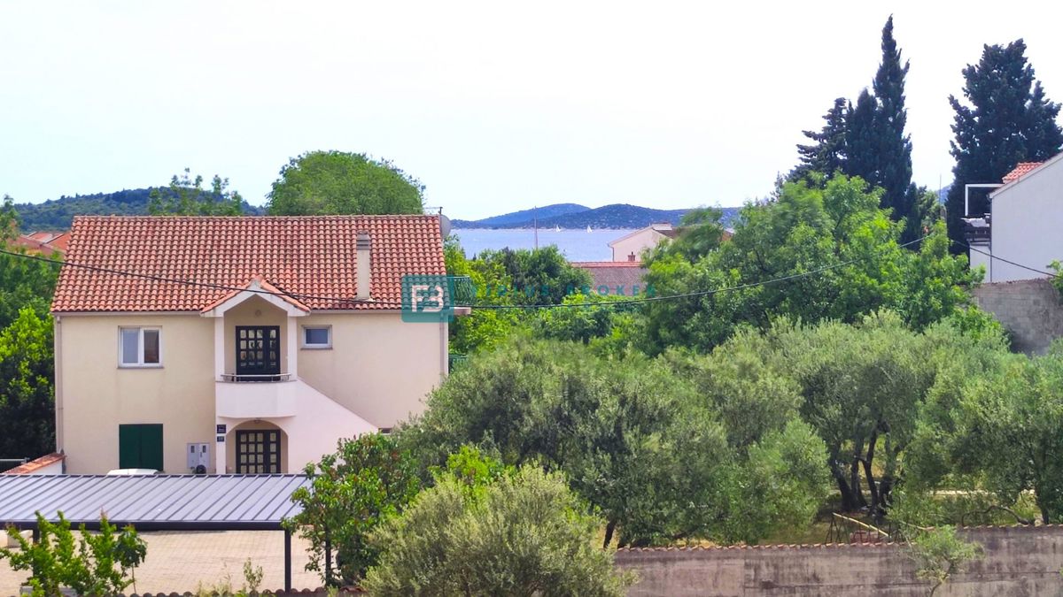 VODICE, samostojna hiša, 3 ločena stanovanja, terasa, garaža, blizu centra, parcela 1185 m2