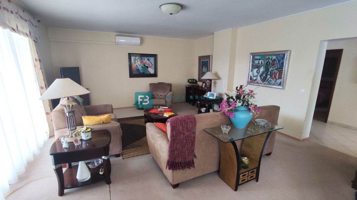 VODICE, samostojna hiša, 3 ločena stanovanja, terasa, garaža, blizu centra, parcela 1185 m2