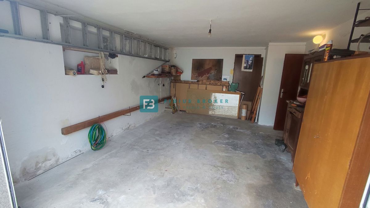 VODICE, samostojna hiša, 3 ločena stanovanja, terasa, garaža, blizu centra, parcela 1185 m2