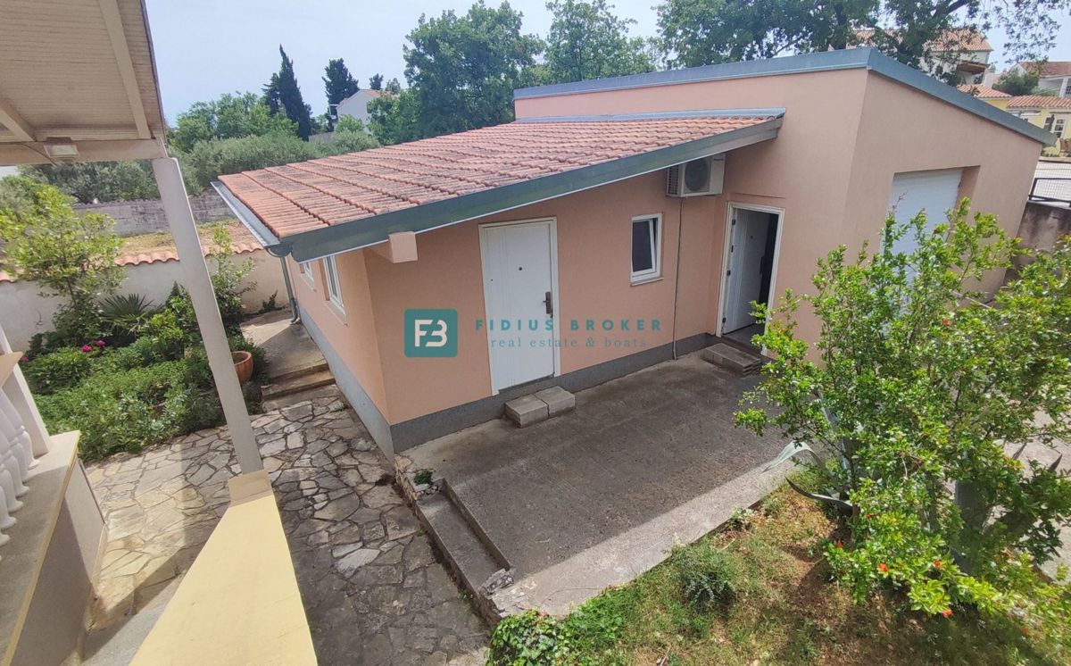 VODICE, samostojna hiša, 3 ločena stanovanja, terasa, garaža, blizu centra, parcela 1185 m2