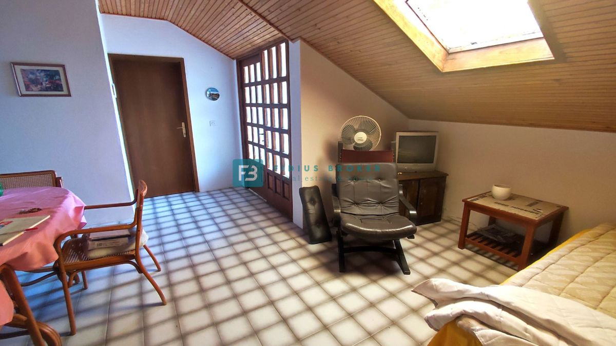 VODICE, samostojna hiša, 3 ločena stanovanja, terasa, garaža, blizu centra, parcela 1185 m2