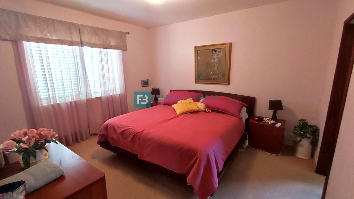 VODICE, samostojna hiša, 3 ločena stanovanja, terasa, garaža, blizu centra, parcela 1185 m2