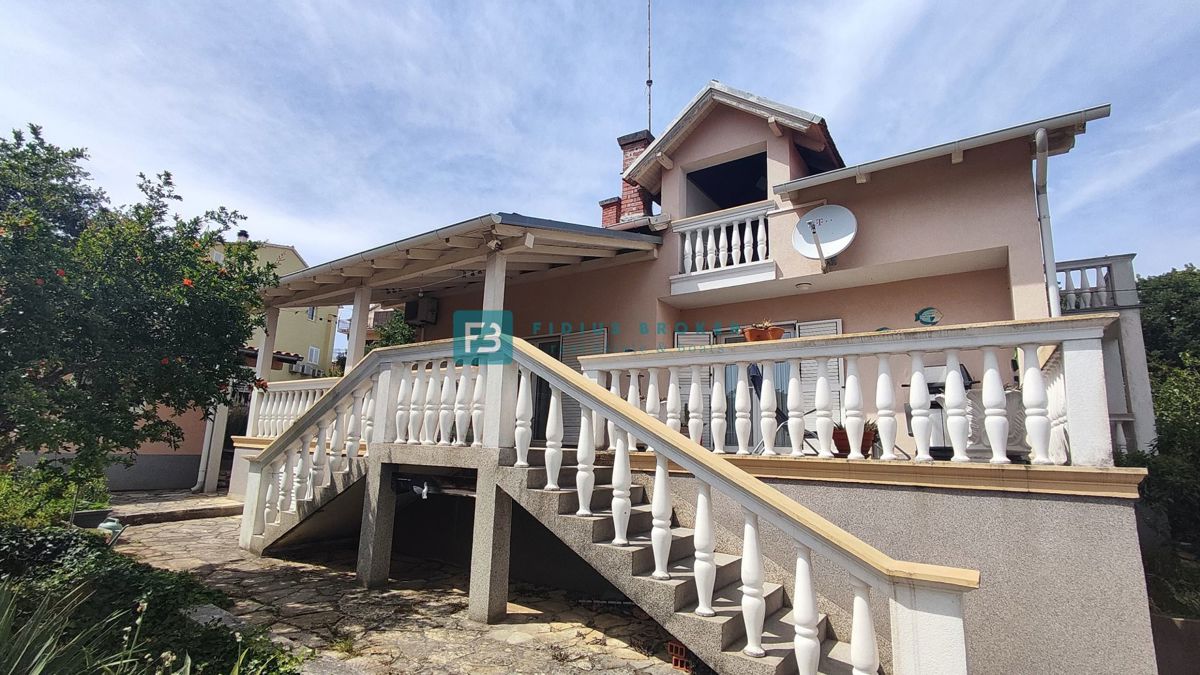 VODICE, samostojna hiša, 3 ločena stanovanja, terasa, garaža, blizu centra, parcela 1185 m2