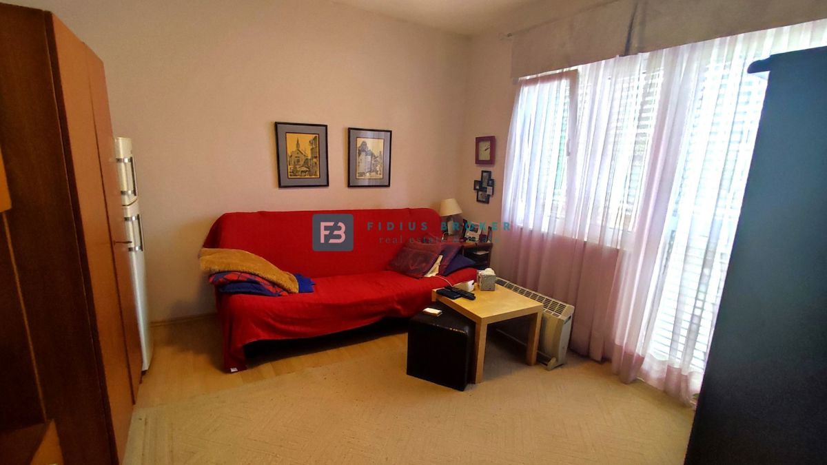 VODICE, samostojna hiša, 3 ločena stanovanja, terasa, garaža, blizu centra, parcela 1185 m2