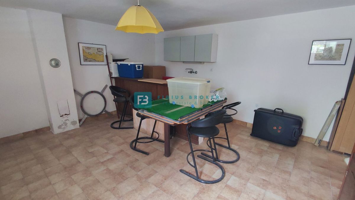 VODICE, samostojna hiša, 3 ločena stanovanja, terasa, garaža, blizu centra, parcela 1185 m2