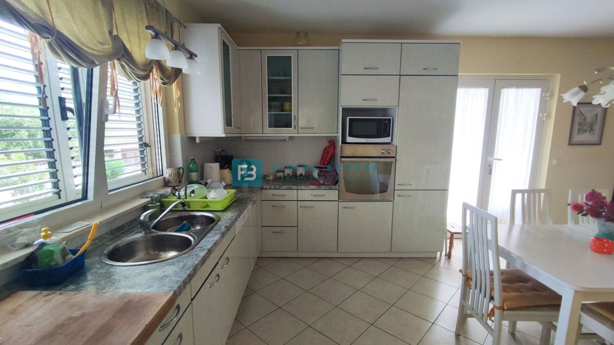 VODICE, samostojna hiša, 3 ločena stanovanja, terasa, garaža, blizu centra, parcela 1185 m2