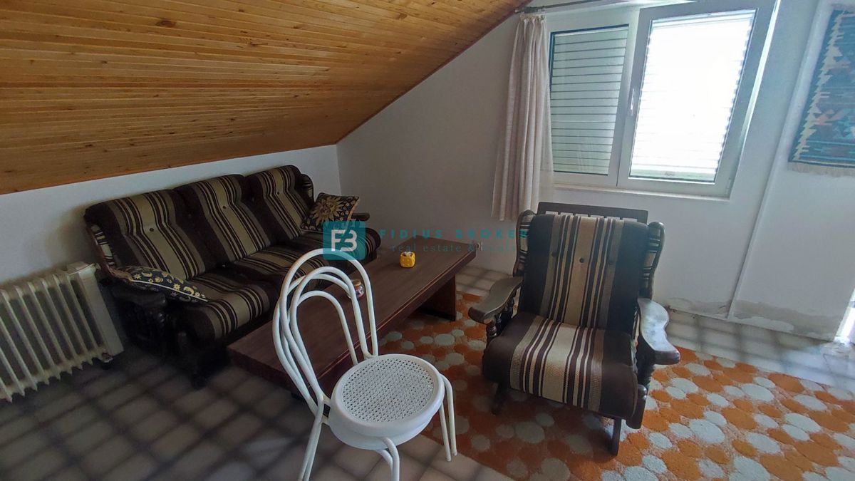 VODICE, samostojna hiša, 3 ločena stanovanja, terasa, garaža, blizu centra, parcela 1185 m2