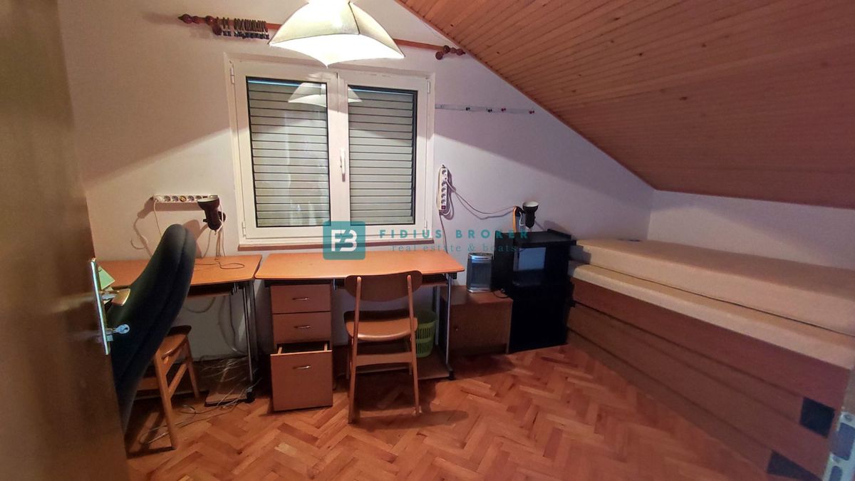 VODICE, samostojna hiša, 3 ločena stanovanja, terasa, garaža, blizu centra, parcela 1185 m2