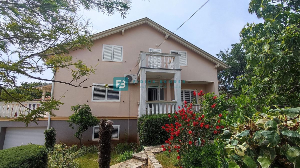 VODICE, samostojna hiša, 3 ločena stanovanja, terasa, garaža, blizu centra, parcela 1185 m2