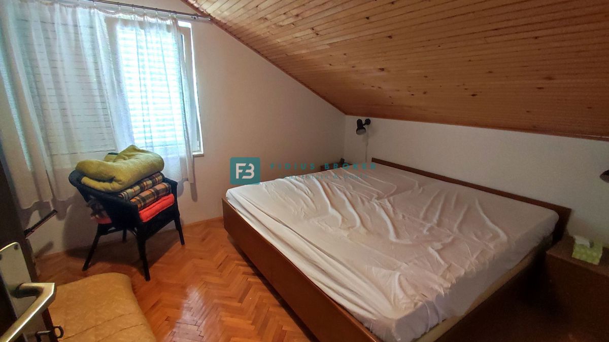 VODICE, samostojna hiša, 3 ločena stanovanja, terasa, garaža, blizu centra, parcela 1185 m2