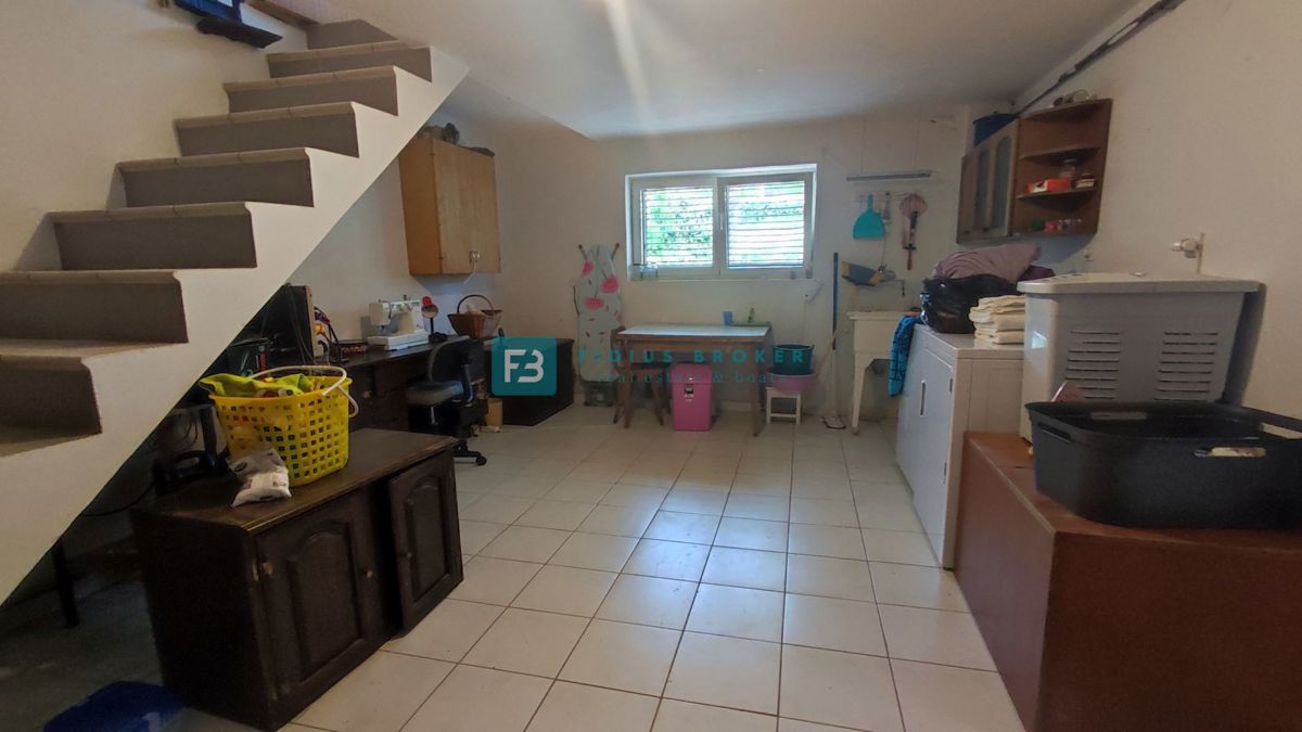 VODICE, samostojna hiša, 3 ločena stanovanja, terasa, garaža, blizu centra, parcela 1185 m2