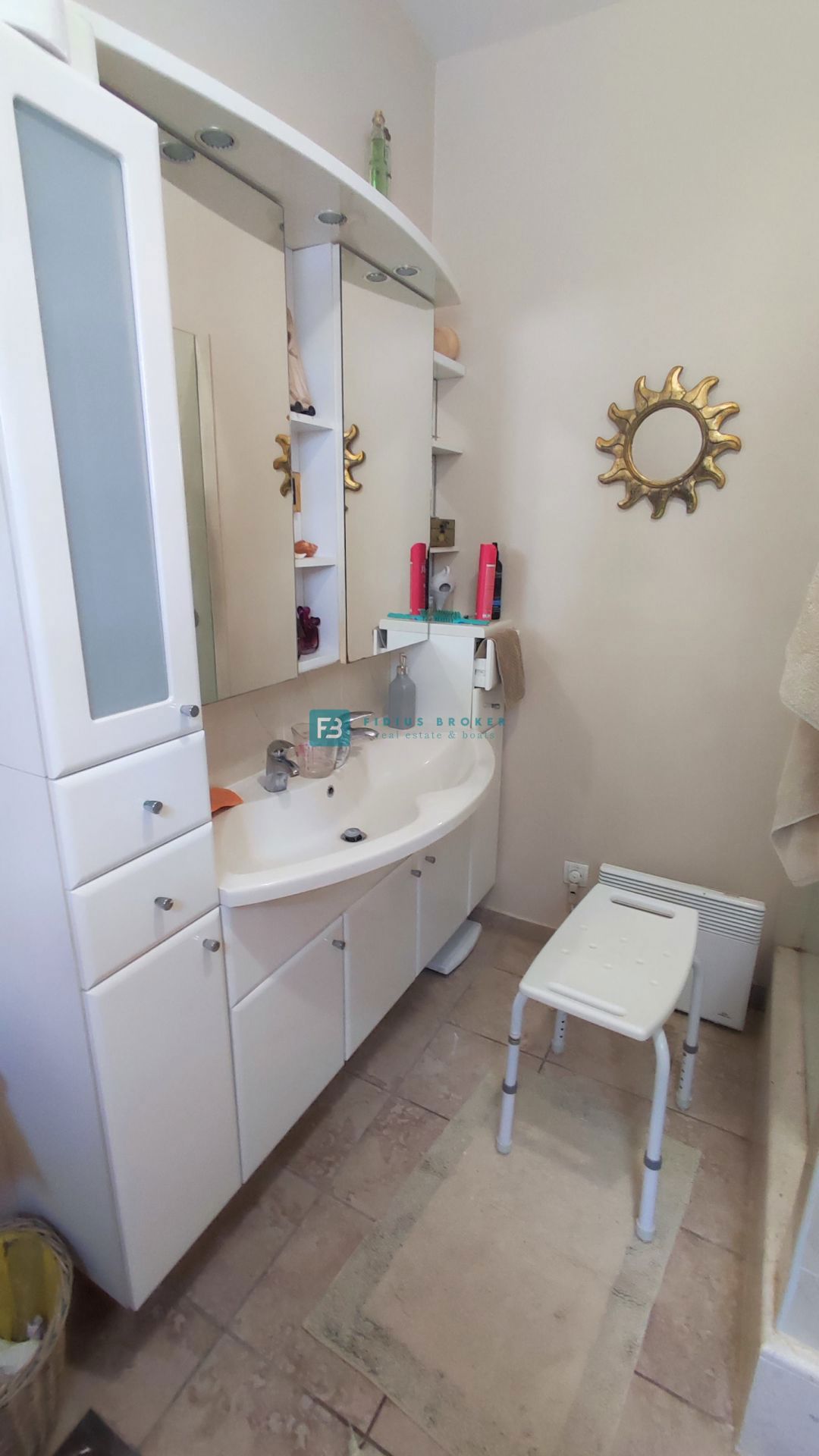 VODICE, samostojna hiša, 3 ločena stanovanja, terasa, garaža, blizu centra, parcela 1185 m2